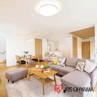 圓形LED吸頂燈，具備金屬邊框，安裝於明亮的客廳天花板。此燈具光線均勻，周圍無明顯陰影，展現簡潔現代的居家風格。