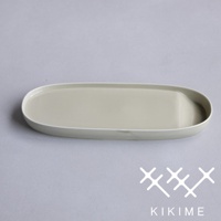 淺灰色波佐見燒長型主菜盤，邊緣為白色，呈現光滑質感的陶瓷材質。