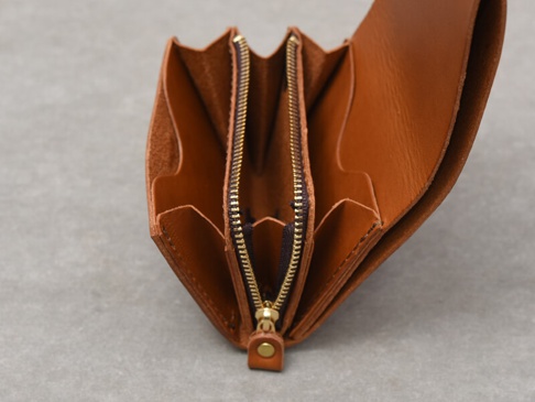 職人手作皮革Organ雙折迷你短夾，淺棕色，開放式設計，露出內部多個卡槽和一個拉鍊隔層，採用金色拉鍊。