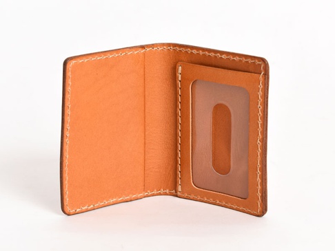 職人手作皮革三面雙折票券收納夾，淺棕色皮革，內裡橘棕色，附有透明證件夾層，整體縫線為淺色。