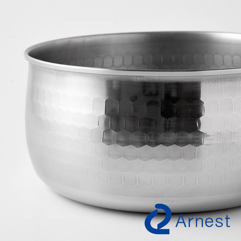 Arnest品牌的一款不鏽鋼雪平鍋，鍋身側面帶有標誌性的錘目紋理，金屬表面呈現出細膩的拋光質感，鍋緣設計圓潤平滑，背景為乾淨簡潔的白色。