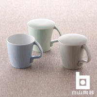 三個叉腰馬克杯，分別為淺藍色、淺綠色和淺灰色，皆為陶瓷材質，杯身有垂直凹槽紋路，並附有同色系杯蓋。