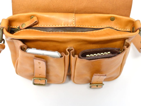 ポケットにはそれぞれ収納ができます。写真では、右側にキーケース(KE-130-N)、左側にスマートフォン(i-phone6s)を入れています。