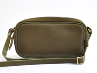 職人手作皮革隨身單肩小包 (CP-35)，採用橄欖綠皮革製成，造型簡潔，附有可調節的同色系皮革背帶，並配有黃銅色拉鍊和扣環。