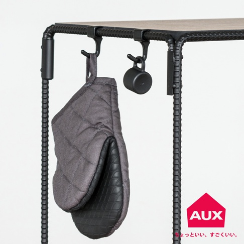 BOW 廚房工業風單層置物架，黑色鐵藝結構，頂部為木紋層板，側邊掛有灰色菱格紋隔熱手套與黑色小吊杯。