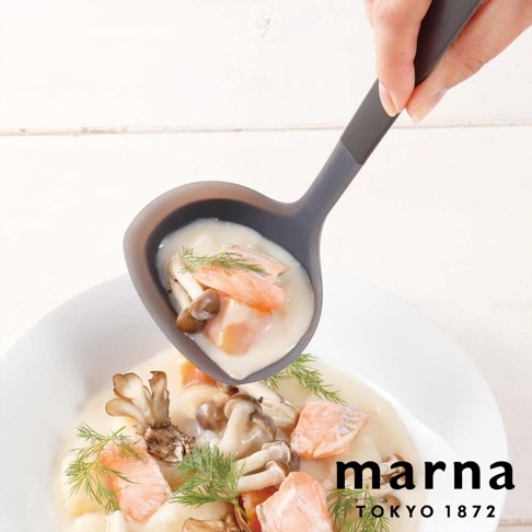 marna TRYANGrip 料理湯杓盛起一勺鮭魚濃湯，湯內有鮭魚塊、菇類和香草裝飾，旁邊是裝有濃湯的白色碗。