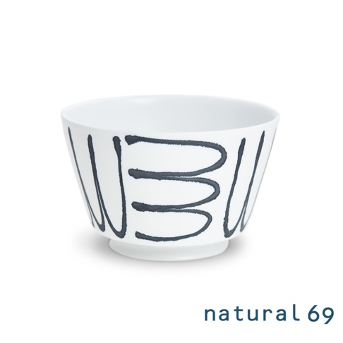 一個白色陶瓷丼碗，碗身外側印有手繪風格的黑色線條圖案，碗底有「natural 69」字樣。