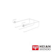 白色金屬製櫥櫃毛巾架，設有兩個可懸掛毛巾的橫桿，並以螺絲固定於櫥櫃邊緣。