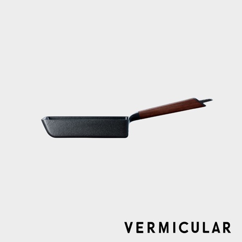 黑色琺瑯鑄鐵玉子燒平底鍋，配有「黑胡桃」木質手柄，鍋身呈現方正長條形。