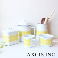 白色琺瑯馬克杯，帶有黃色手繪菱形圖案，杯身簡潔，有把手。