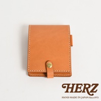 職人手作皮革便利貼收納套，淺棕色牛皮製成，方形設計，附有銅製按鈕扣和縫線細節，側邊有筆插。