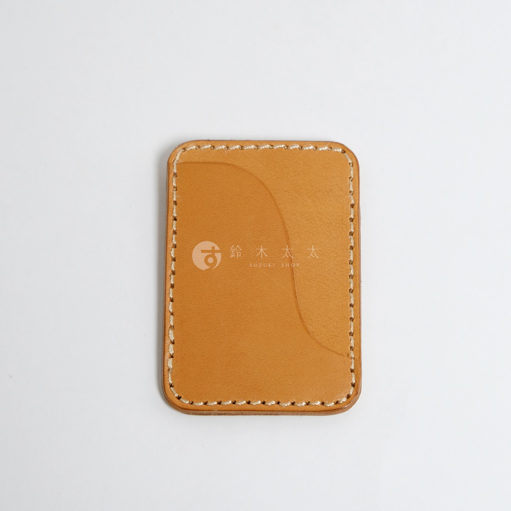 職人手作皮革名片收納夾，淺棕色皮革，縫線精緻，正面有品牌標誌。