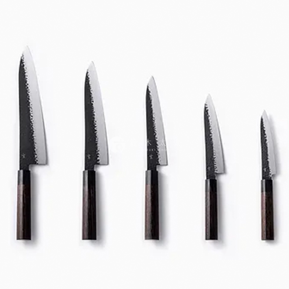 五把「玄 / Petit knife」水果刀，刀身銀色，帶有鍛造紋理，黑色木質刀柄，從左至右尺寸逐漸縮小。