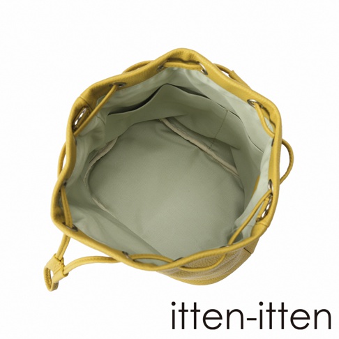 itten-itten 品牌文字標誌和頂部視角黃色皮革束口水桶包內部特寫