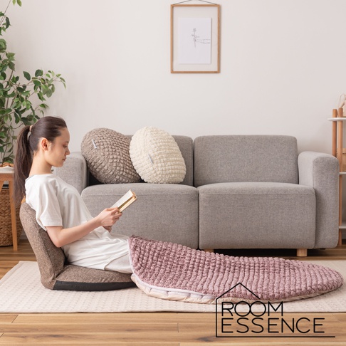 粉紅色涼感夾心包覆圓墊，具有顆粒狀紋理，拉鍊可見。