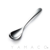 一只光滑的銀色不鏽鋼湯匙，底部有品牌標誌 YAMACO