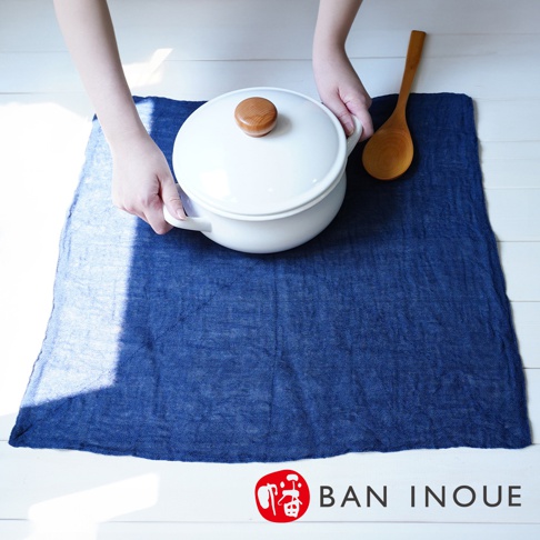 BAN INOUE 品牌字樣，旁為藍色麻布與木柄湯勺，上方為白色鍋子。