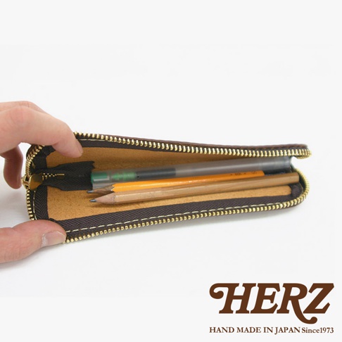 職人手作皮革托盤式收納筆袋，內有筆和鉛筆，可見品牌HERZ字樣和HAND MADE IN JAPAN Since1973字樣