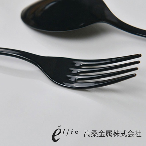 日製黑琺瑯餐叉，呈現光澤黑色，四齒設計，搭配同色系的湯匙，簡約精緻。