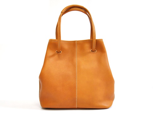 一個棕褐色皮革托特包，有兩條頂部提把，包身有縫線裝飾，整體呈現圓潤的梯形。