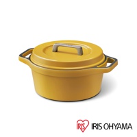 黃色琺瑯鑄鐵萬用鍋，鍋身圓潤，配有銀灰色提把和鍋蓋提鈕，鍋身兩側有弧形把手。