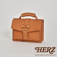 棕褐色皮革迷你單肩包，帶有提把、翻蓋、金屬釦帶及品牌標誌。