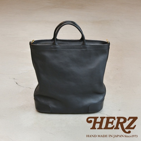 日本 HERZ 職人手作皮革 Organ 兩用拉鍊托特包，黑色，正面中央。
