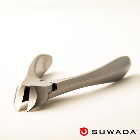 日本職人指甲剪-經典款 S，不鏽鋼材質，銀色，彎曲的刀刃，握柄設計，擺放在白色背景上。