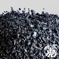 堆積的黑色竹炭顆粒，大小不一，形狀不規則，材質粗糙，呈現天然的紋理。