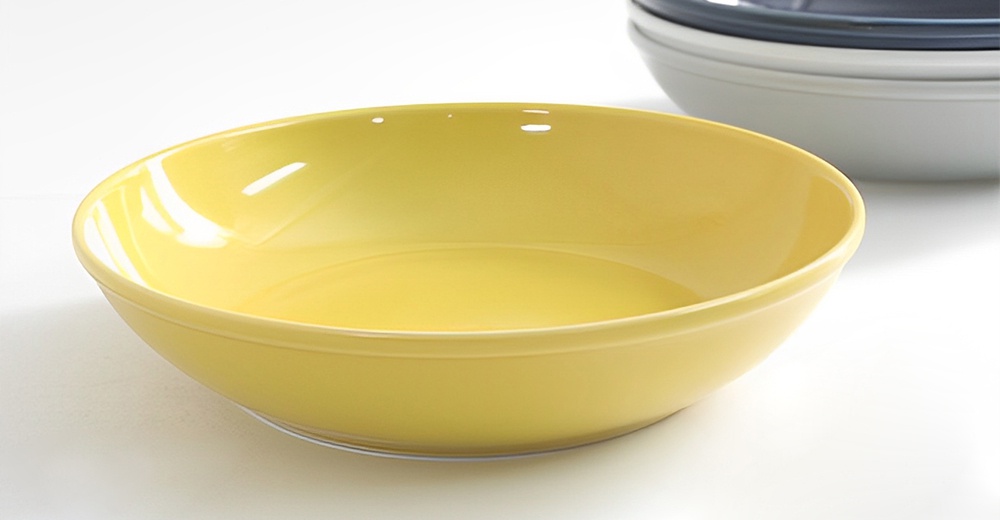 波佐見燒 Common 陶瓷料理深碗，黃色，21公分，圓形，光滑表面，底部有三處小氣孔。