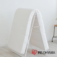 白色蝴蝶式曬衣架，由金屬支架構成，兩側展開的曬衣區域覆蓋白色布料，布料有明顯的縫線紋路。