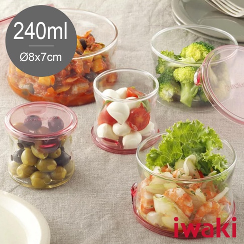 多個耐熱玻璃圓形微波保鮮盒，盛裝著橄欖、番茄莫札瑞拉起司、花椰菜、蔬菜沙拉和鮮蝦等食物。保鮮盒帶有紅色的底座和部分蓋子，整體呈現透明與紅色的組合。