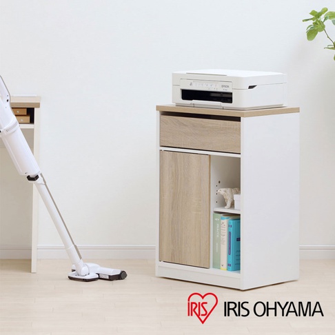 木質抽屜收納櫃，白色櫃體搭配木紋色抽屜和門板，頂部放置白色印表機，下方開放式層架擺放書籍和裝飾品。