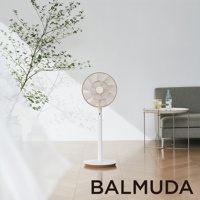 The GreenFan 風扇，白色機身搭配金色底座，簡約設計，適合居家擺設。