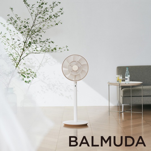 The GreenFan 風扇，白色機身搭配金色底座，簡約設計，適合居家擺設。