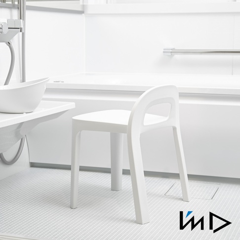 RETTO高腳一體簡約椅凳，白色塑膠材質，設計簡潔，椅背帶有鏤空手把，四腳穩固，擺放在浴室環境中。