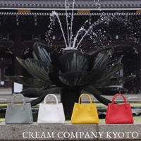 四款京都職人手作手提托特包，分別為灰色、白色、黃色和紅色，皆為皮革材質，設計簡約。