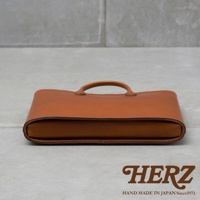 職人手作咖啡色薄型皮革公事包，設有提把，簡潔設計，適合商務場合。