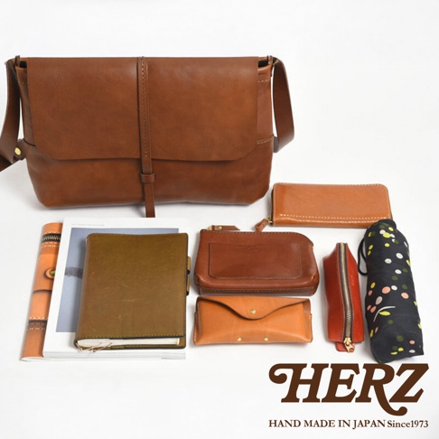 日本HERZ手工皮革馬鞍包，搭配同色系或撞色系的皮夾、筆記本、零錢包和傘，展現職人精湛工藝。