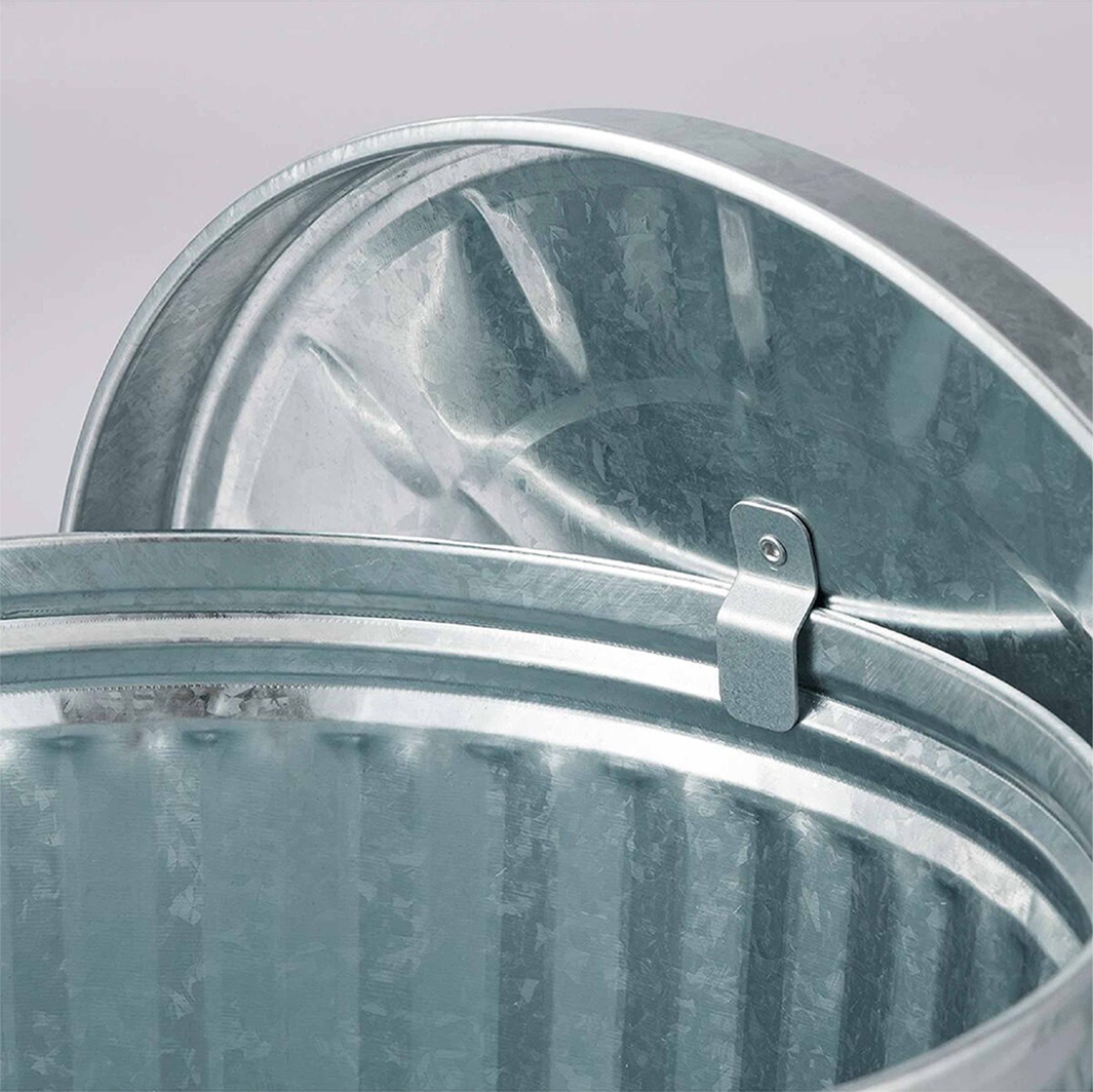 金屬垃圾桶的特寫，顯示了蓋子邊緣的金屬夾