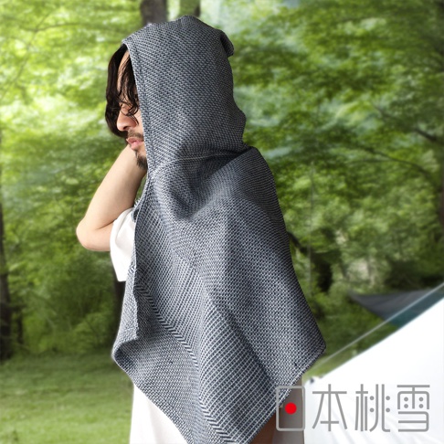 日本桃雪品牌標誌旁有淺灰色連帽浴巾，模特穿著白色T恤，背景是綠意盎然的樹林。