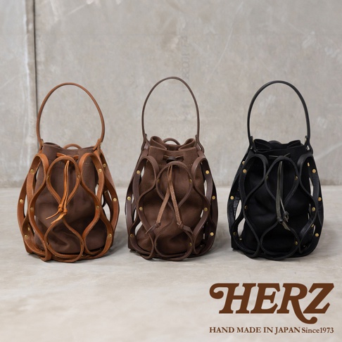 日本HERZ職人手作皮革Organ編織水桶包 G-98，共有巧克力色、深棕色和黑色三種款式，設計獨特，手工製作，展現精湛工藝。