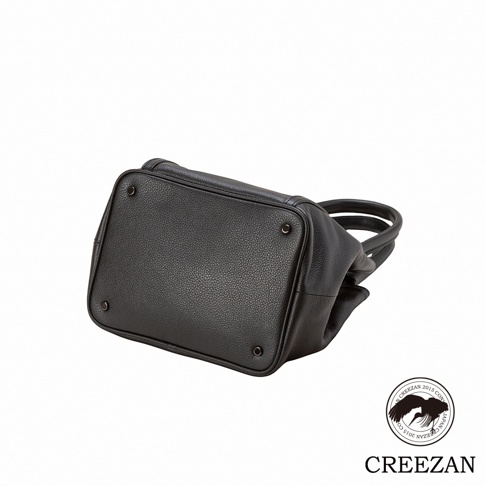 JETTER 方形托特包 CJTE-026，黑色皮革材質，包身底部有四個金屬腳釘，提把為圓形設計。