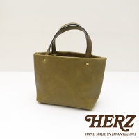 職人手作皮革4口袋極簡托特包 T-3，橄欖綠，採用柔軟皮革製成，設計簡約，配有兩個提把和兩個金屬铆釘裝飾。