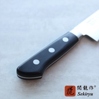 鉬釩不鏽鋼骨刻刀，刀柄為黑色，帶有三個圓形白色鉚釘，刀身部分露出，為不鏽鋼材質。