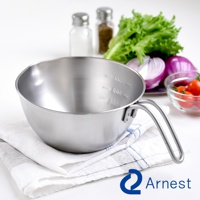 Arnest 不鏽鋼多用途單柄調理碗，附有 300ml、600ml、1000ml 的刻度，旁邊擺放著鮮綠的生菜、紅色洋蔥和幾顆小番茄。