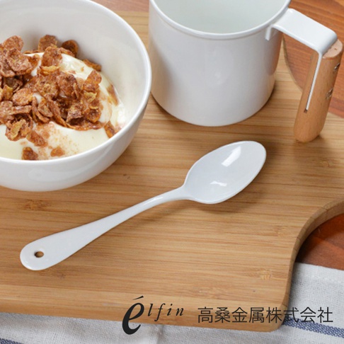 日製白琺瑯水果甜點匙，設計簡約，匙柄末端有掛孔，可與同系列餐具搭配。