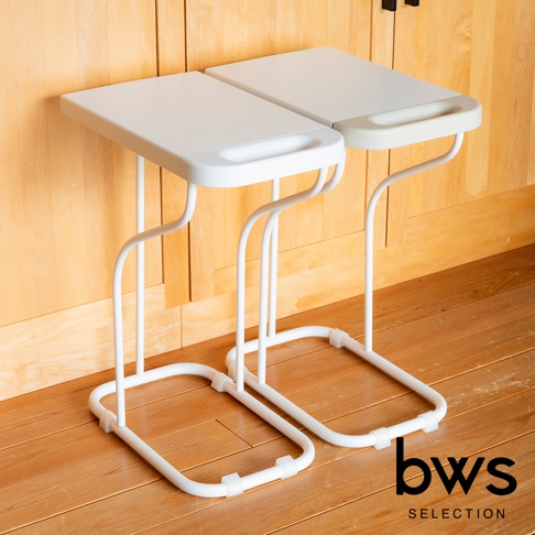 bws SELECTION 品牌下的簡約滑蓋式分類垃圾架，採用白色金屬材質，呈現簡約設計，兩側帶有把手，底部為方形支架，適用於居家收納。