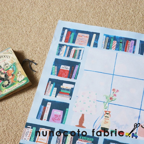 淡藍色背景的帆布藝術海報，描繪了藍色書架上擺滿各式書籍，書架旁有帶有粉色愛心圖案的檯燈、花瓶裡的粉色花束，以及一個穿著制服的玩具士兵。