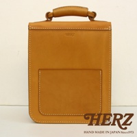 棕色皮革單肩兩用小方包，正面有一個方形外袋，頂部有提把，車縫線清晰，品牌標誌壓印於包包上方。